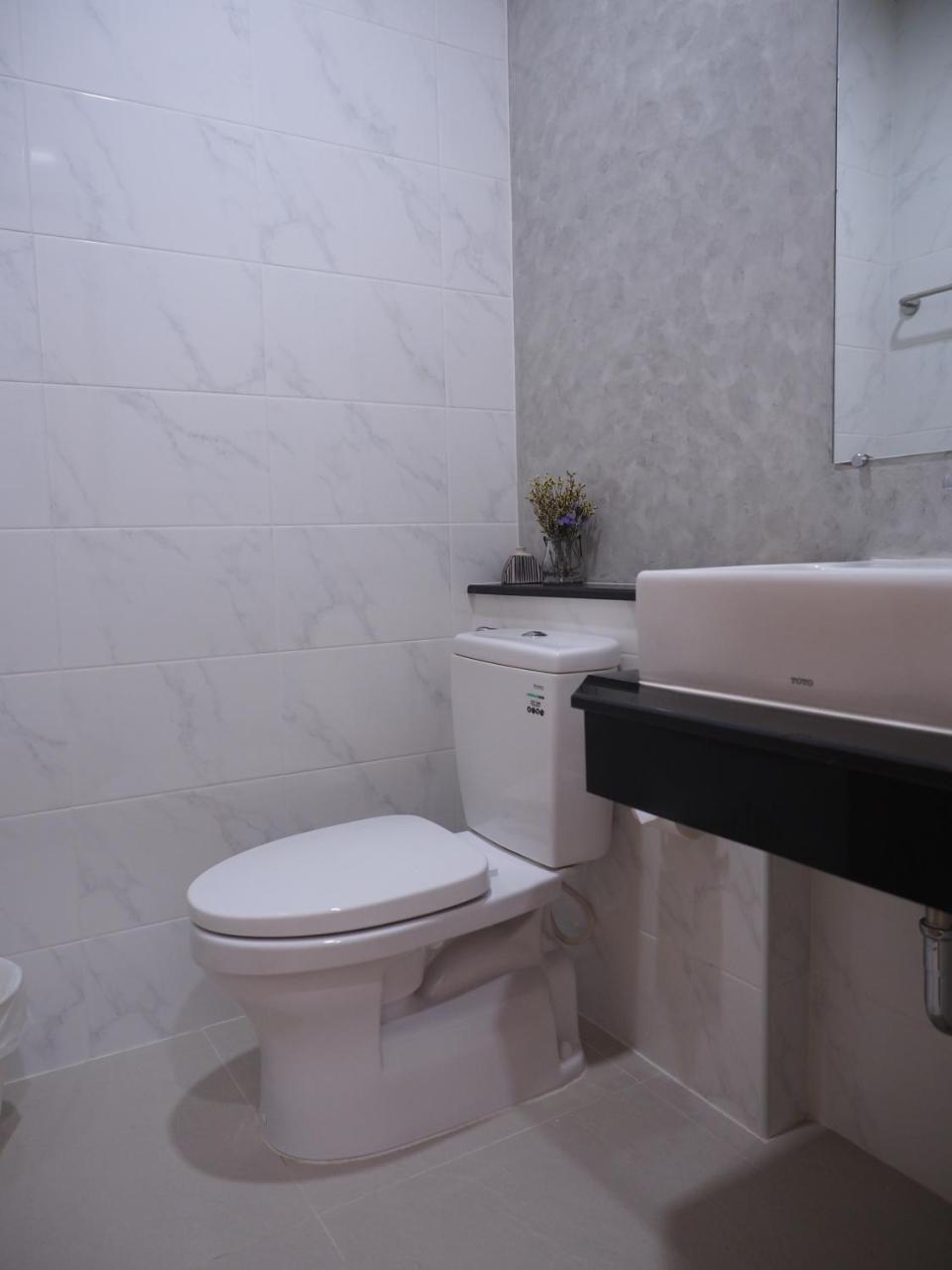 Luck Esan Loft Hotell Ubon Ratchathani Exteriör bild